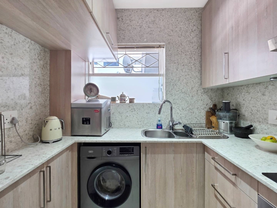 2 Bedroom Property for Sale in Sea Point Western Cape